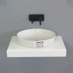 کاسه روشویی بیضی ژوپیتر گاتریا با طراحی مینیمال و ساختار زیرصفحه‌ای، ساخته شده از چینی براق با کیفیت عالی.