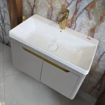 فولست روشویی همراه با آینه‌ بیضی‌شکل بدون قاب با نورپردازی مخفی