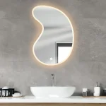 آینه هوشمند دفرمه مدل ۱۱ با طراحی خاص و موج‌دار، غرق در هاله‌ای از نور LED نرم و یکنواخت