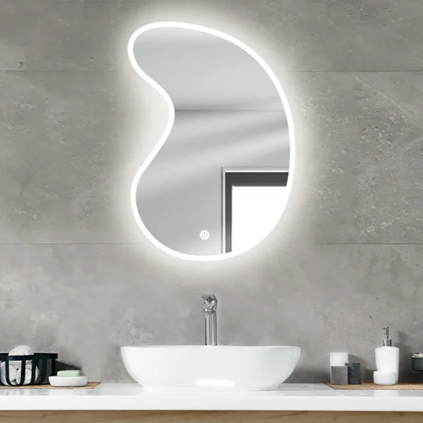 آینه هوشمند دفرمه مدل ۱۱ با طراحی خاص و موج‌دار، غرق در هاله‌ای از نور LED نرم و یکنواخت